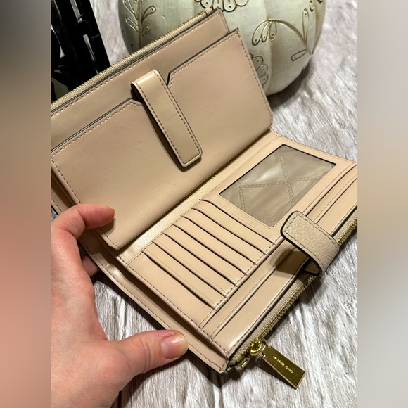 RARE✨ Michael KORS Pyramid Studded Wristlet - Picture 7 of 14